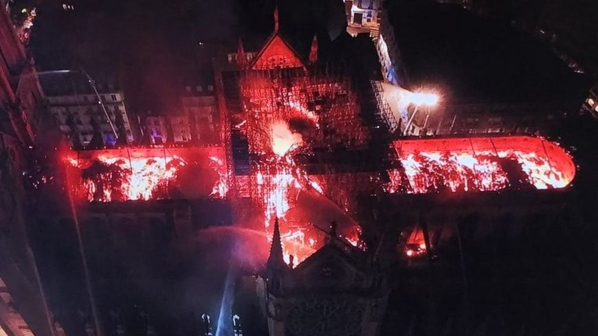 Un drone de la police a survolé Notre-Dame de Paris, ravagée par le feu. Capture d'écran