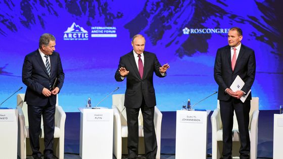Le président russe Vladimir Poutine avec le président finlandais Sauli Niinisto (à gauche) et le président islandais Gudni Johannesson (à droite) lors de la séance plénière du Forum international de l'Arctique à Saint-Pétersbourg le 9 avril 2019. ©AFP - OLGA MALTSEVA / AFP