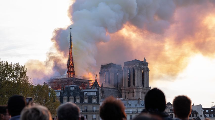 La flèche de Notre-Dame s'est écroulée pendant l'incendie. Les Parisiens, en état de choc, sont restés figés devant la scène. Paris, le 15 avril 2019