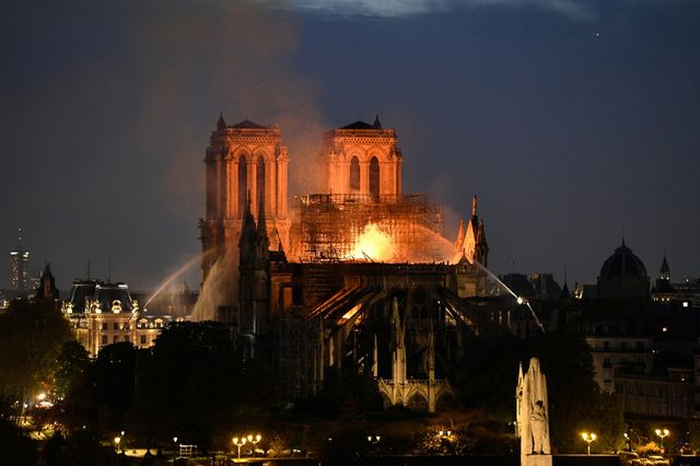 Les lances des pompiers ont tenté d'atteindre le foyer principal de l'incendie