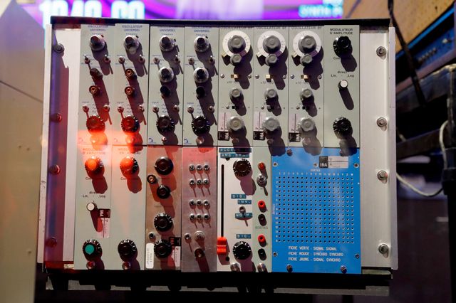 Un mini synthétiseur studio 54 de 1968 dans l'exposition "Electro, de Kraftwerk à Daft Punk".