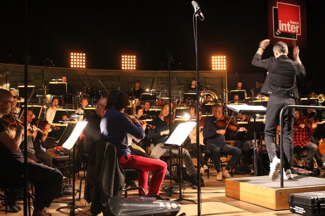 Le chef Thomas Roussel et les musiciens de l'Orchestre Philharmonique de Radio France