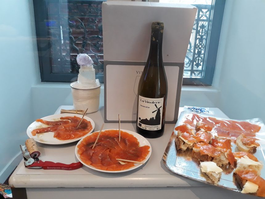 Sashimis de truite arc-en-ciel préparés par Julien le chef du restaurant "Les Papilles Insolites"et truite fumée hêtre et chêne et un vin secret !!!