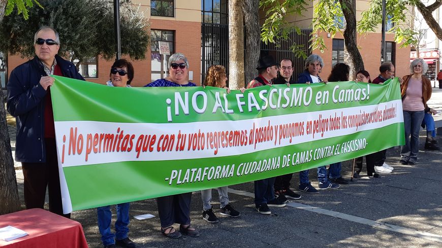 Manifestants anti-fascistes face au stand d'information de Vox, à Camas (Andalousie), le 11 mars 2019.