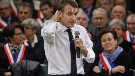 Le Président de la République Emmanuel Macron débattant avec des élus locaux. ©AFP - Ludovic MARIN