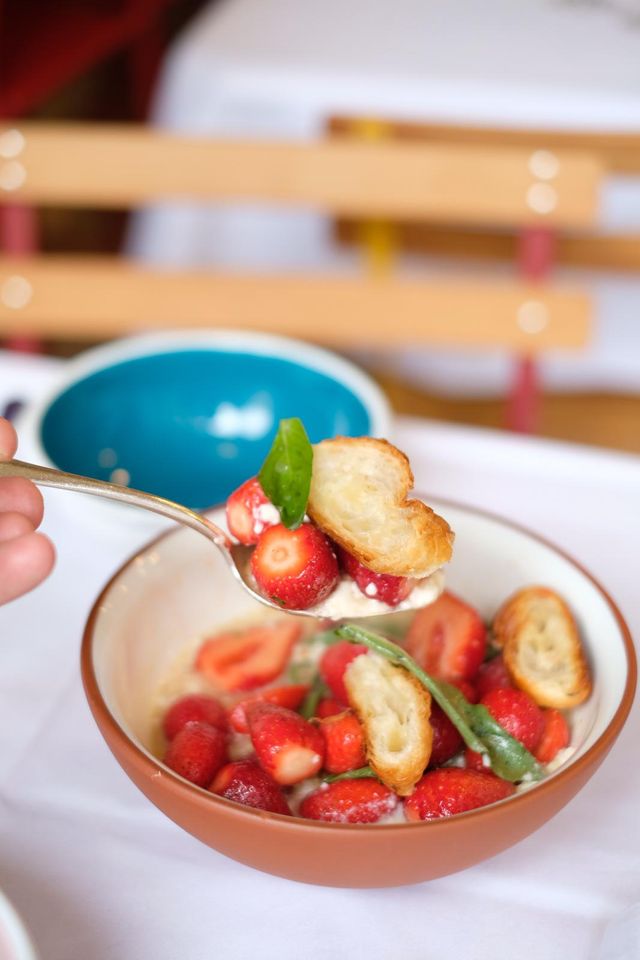 Salade de fraises au basilic, croissant rassis