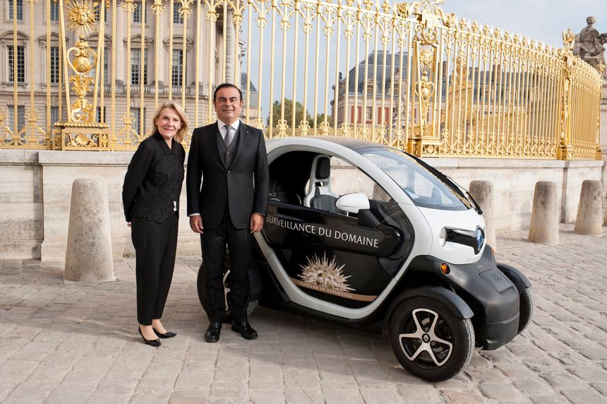 Carlos Ghosn et Catherine Pégard, la Présidente du château de Versailles, le 10 octobre 2016, après une conférence de presse dans le monument