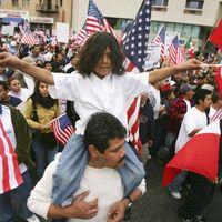 Ramirez Montes, 6 ans, sur les épaules de son père Gustavo, lors d'une marche pour appeler les législateurs à aider les immigrants illégaux à devenir citoyens le 10.06.2006 à Los Angeles, Californie (après 1 rejet du Sénat en faveur d'1 légalisation)