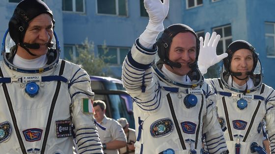 Les astronautes Paolo Nespoli et Randy Bresnik aux côtés du cosmonaute Sergueï Riazanski, au centre, alors qu'ils se dirigent vers le pas de tir de la base de Baïkonour, le 28 juillet 2017. ©AFP - VYACHESLAV OSELEDKO