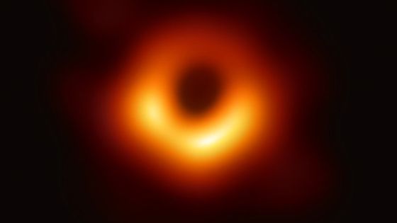 Première image du trou noir supermassif M87* par l'Event Horizon Telescope