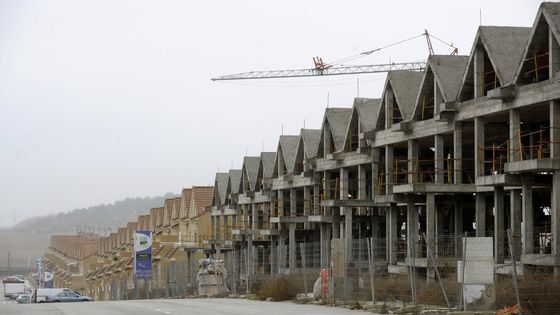 Un bâtiment dont la construction a été interrompue en raison de la crise financière de 2008, à Valdemoro près de Madrid le 23 janvier 2009 ©AFP - PHILIPPE DESMAZES