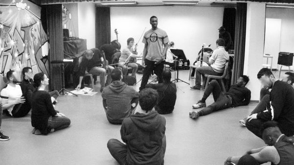 En prison, la musique et la danse comme outils de réinsertion sociale
