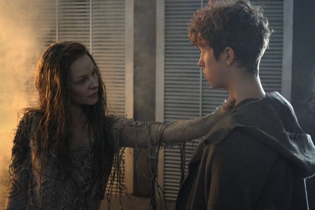 Morgana (Rebecca Ferguson) face à Merlin (Angus Imrie)