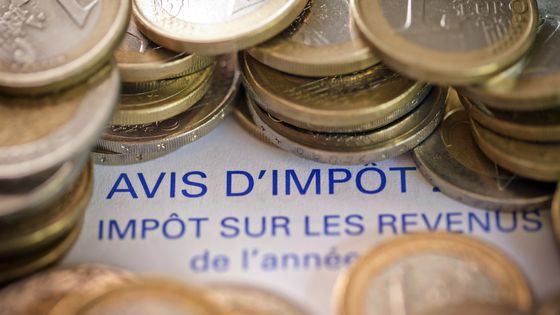 Photo réalisée le 7 septembre 2012 à Paris d'un avis d'imposition sur le revenu et de pièces de 1 euro. ©AFP - JOËL SAGET