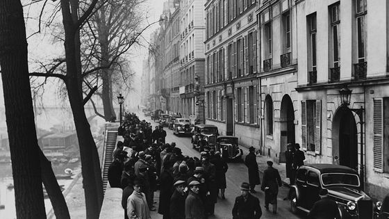 Une foule devant la maison de Léon Blum à Paris le 11 mars 1938 ©Getty - Keystone-France/Gamma