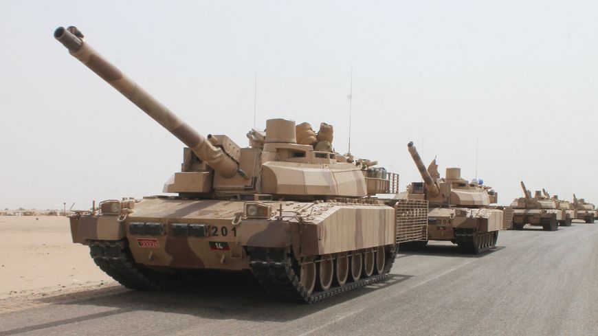 Des chars Leclerc fabriqués en France déployés près d'Aden (Yémen) le 3 août 2015, durant une opération militaire contre des rebelles chiites hutis et leurs alliés.