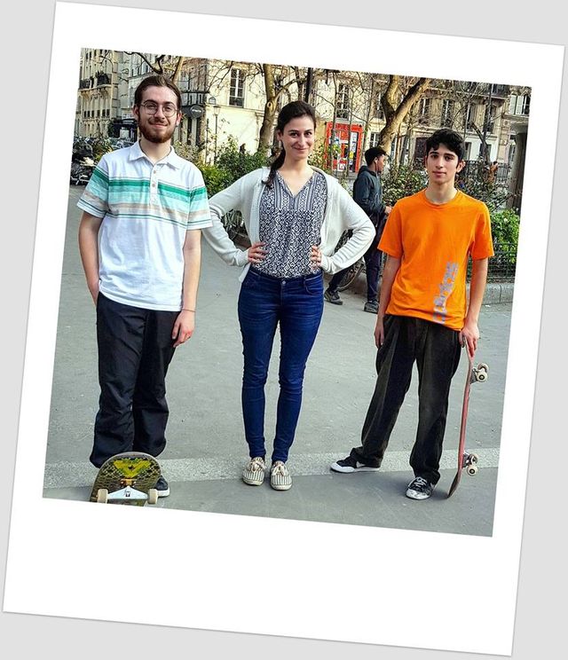 Yona Silvy, petite fille de Susie Morgenstern, devant l'université, place Jussieu, au milieu des skatters