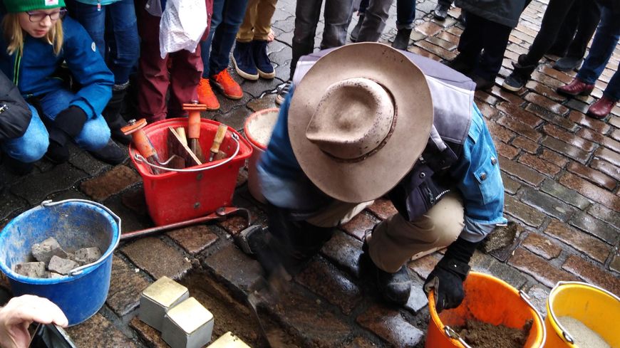 L'artiste Gunter Demnig qui pose les stolpersteine