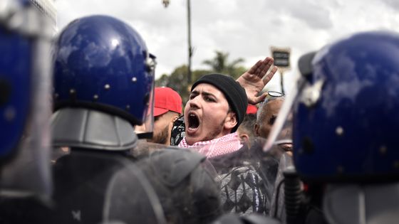 Manifestation le 10 avril dans les rues d'Alger contre le régime. ©AFP - RYAD KRAMDI