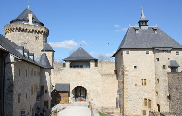 Cour du Château de Malbrouck en Moselle qui accueille l'exposition "Hergé, une vie une oeuvre" jusqu'au 30 novembre