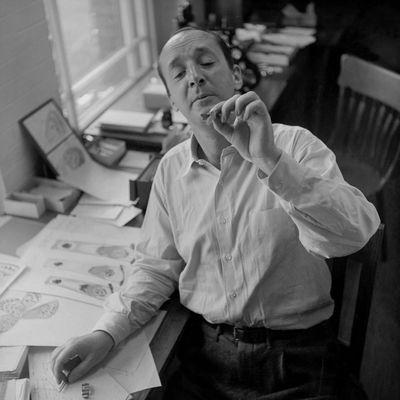 Vladimir Nabokov tenant un papillon à la main (Vogue 1947)