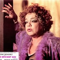 Affiche publicitaire du film La Vie devant soi, de Moshé Mizrahi en 1977, adapté du roman de Romain Gary, avec Simone Signoret en Madame Rosa