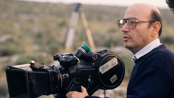 Theo Angelopoulos, lors du tournage du film "L'apiculteur" ©Getty - Jérôme Prebois