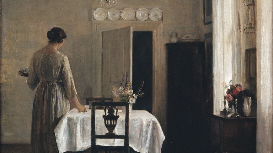 Carl Holsøe, La Femme de l’artiste dressant la table, 1884-1888, huile sur toile, 73 x 65 cm Ambassador John L. Loeb Jr. Danish Art Collection