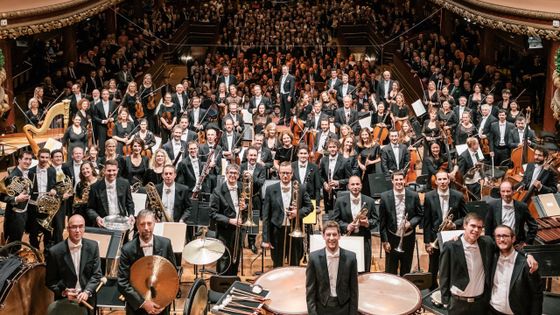 OSR : jour de fête le 30 novembre 2018 pour le 100ème anniversaire de l'Orchestre de la Suisse Romande, avec Jonathan Nott, son directeur musical, et le public venu nombreux les acclamer - photo by Niels Ackermann / OSR