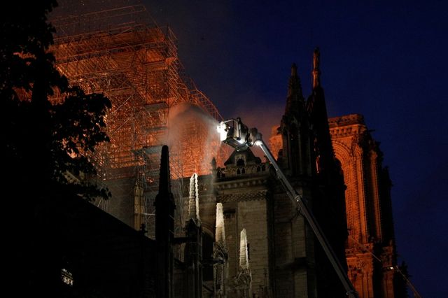 Les pompiers ont continué à lutter contre les flammes.