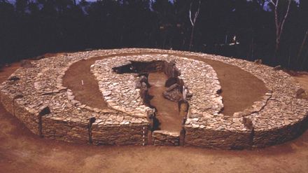 Tombe mégalithique restaurée dans son tumulus - Dolmen de Saint-Eugène à Laure-Minervois (Aude) (4e millénaire avant notre ère).