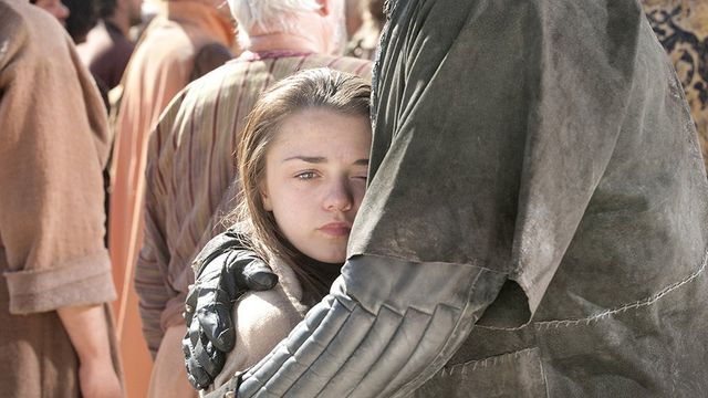 Maisie Williams (qui interprète Arya Stark) dans la saison 1 de "Game of Thrones". Exclamation de Charlotte Blum : "Mais elle avait quel âge ? sept ans ?"
