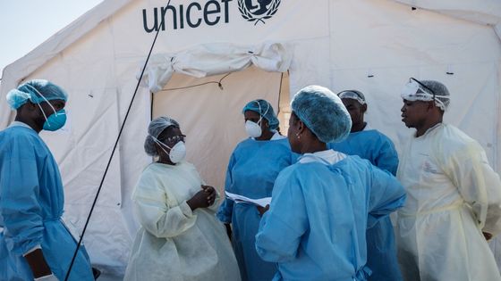 Une équipe médicale devant un centre de traitement des maladies diarrhéiques de l'Unicef dans la ville mozambicaine de Beira le 27 mars 2019 après que des cas de choléra ont été déclarés. ©AFP - Yasuyoshi CHIBA