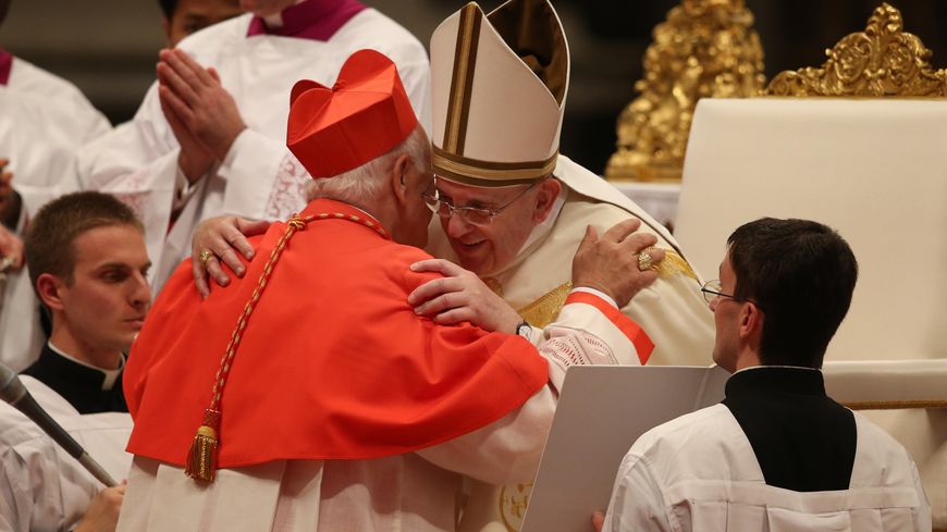 Le nouveau Cardinal Ricardo Ezzati Andrello et le Pape François, lors du Consistoire à la Basilique Saint-Pierre, le 22 février 2014, à la Cité du Vatican. 19 nouveaux cardinaux ont été créés lors d’une cérémonie au Vatican.