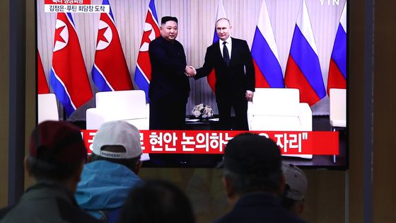 Des téléspectateurs sud coréens assistent à la rencontre Poutine - Kim, ce jeudi matin depuis la gare de Séoul ©Getty - Chung Sung-Jun