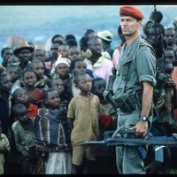 Soldat français dans le camp de réfugiés tutsi de Nyarushishi (Gisenyi, Rwanda), 24 juin 1994