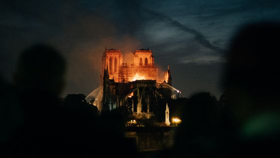 Après le violent incendie qui s'est déclaré hier, le parquet de Paris a ouvert une enquête préliminaire pour « destruction involontaire par incendie ». ©AFP - MATHIAS ZWICK / HANS LUCAS