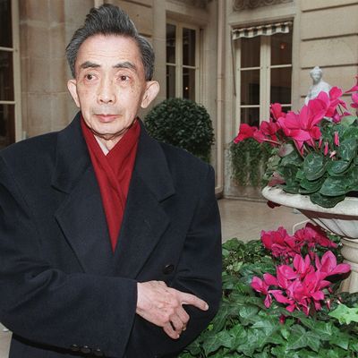 François Cheng pose le 6 novembre 1998 dans le jardin de l'hôtel de Crillon à Paris, après avoir reçu le prix Femina.