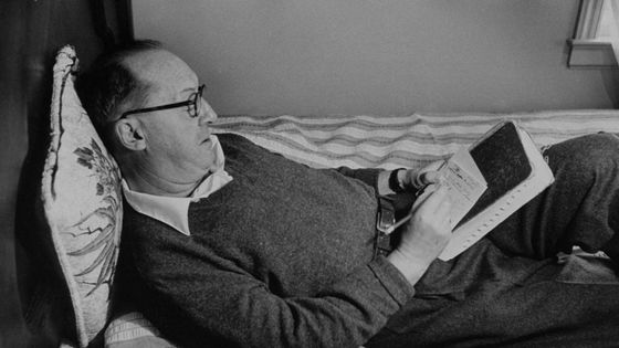 Vladimir Nabokov écrivant sur son lit. ©Getty - Photo by Carl Mydans/The LIFE Picture Collection/Getty Images