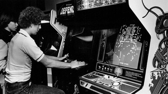 C’est aux États-Unis qu’apparaît entre 1971 et 1972, dans le secteur de l’amusement, une nouvelle gamme de machines proposant de jouer sur un écran vidéo ©Getty - Seth Perlman/The Denver Post