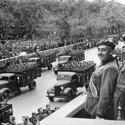 Le général Franco lors du défilé de ses troupes dans Madrid en avril 1939