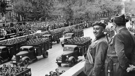 Le général Franco lors du défilé de ses troupes dans Madrid en avril 1939 ©AFP