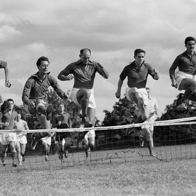 Entrainement de l'équipe de France de football avant un match contre le Luxembourg. De G à D : Ferry, Thadee Cisowski, Armand Penverne, Raymond Cicci, Pierre Flamion, Robert Jonquet, Roger Marche, Raymond Kopa, Lazare Gianessi et Edouard Kargu. 1953
