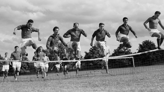 Entrainement de l'équipe de France de football avant un match contre le Luxembourg. De G à D : Ferry, Thadee Cisowski, Armand Penverne, Raymond Cicci, Pierre Flamion, Robert Jonquet, Roger Marche, Raymond Kopa, Lazare Gianessi et Edouard Kargu. 1953 ©Getty - Universal/Corbis/VCG
