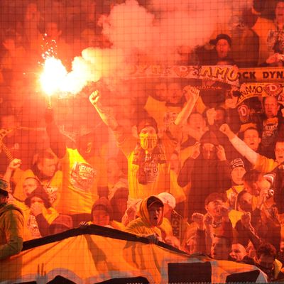 Des supporters du Dynamo Dresden dans leur Fanblock, Saison 2011/2012 - Fussball, Saison 2011-2012, DFB - Pokal, 2. Runde, lors d'un match Borussia Dortmund - Dynamo Dresden, en 2011/2012