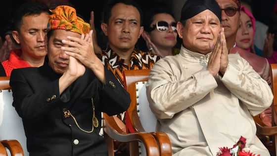 Le président indonésien Joko Widodo, candidat à son second mandat, et le candidat à la présidence Prabowo Subianto à la déclaration de paix pour la campagne électorale de 2019 au Monument national à Jakarta le 23 septembre 2018 ©AFP - CRÉDITADEK BERRY / AFP