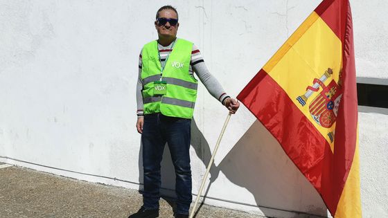 Militant près du stand d'information du parti Vox, Camas, Andalousie, le 11 mars 2019. ©Radio France - Isabelle Labeyrie