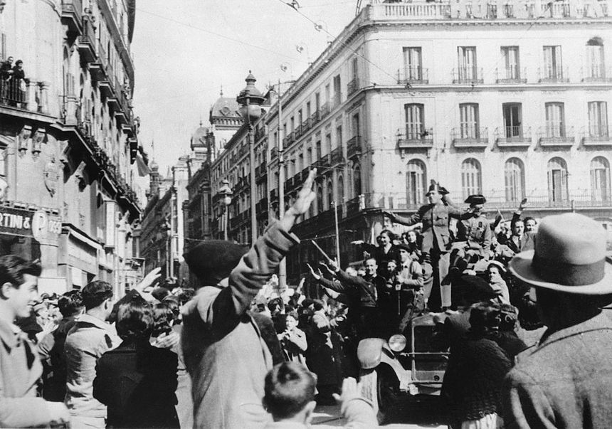 Acclamation des soldats franquistes à leur entrée dans Madrid, 6 avril 1939
