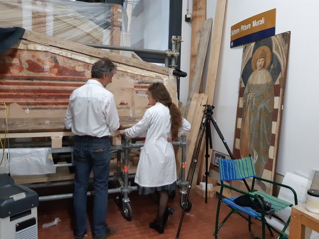 A Florence, l'Opificio delle Pietre Dure, où l'on restaure des œuvres de Léonard, les craintes de les voir voyager sont grandes.