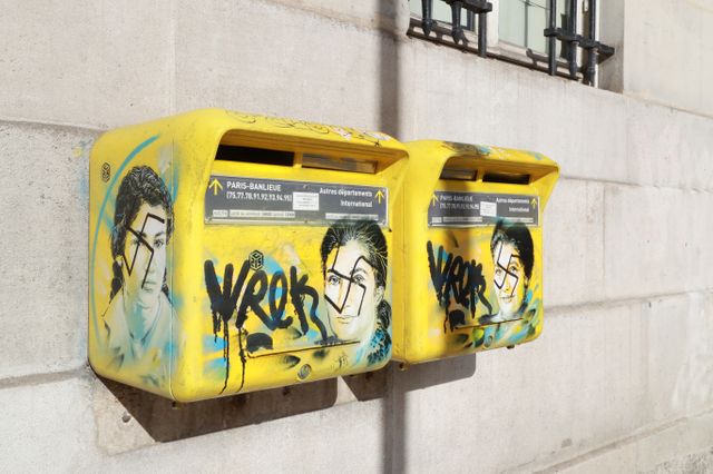 Photo prise en février 2019 dans le 13e arrondissement de Paris. On y reconnaît le visage de Simone Veil sous une croix gammée.